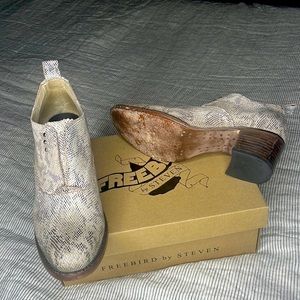 Freebird Sadie Shoes Ice Snakeskin pattern size 10